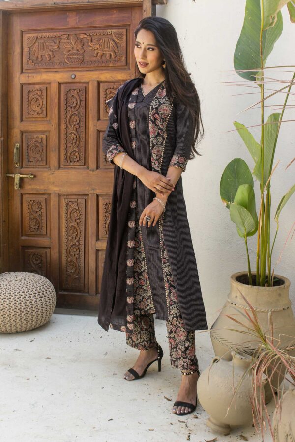 Dark floral A line kurta and pant set - Image 3