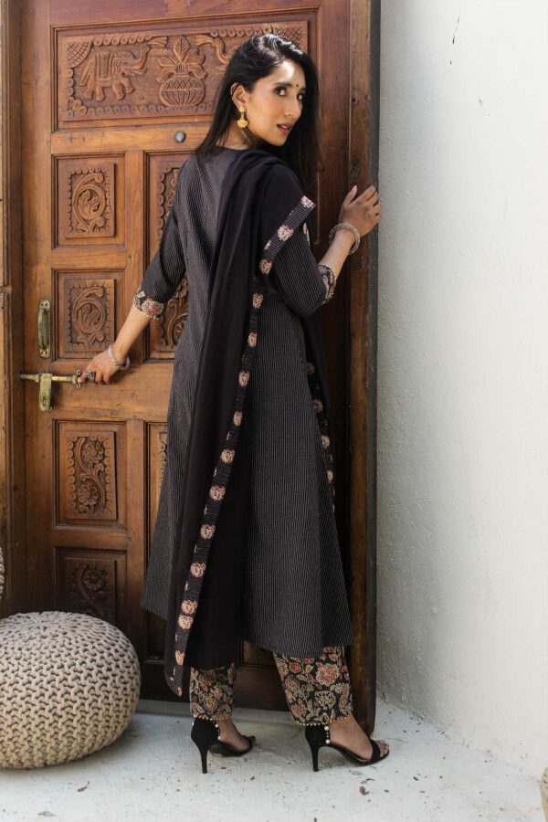 Dark floral A line kurta and pant set - Image 2
